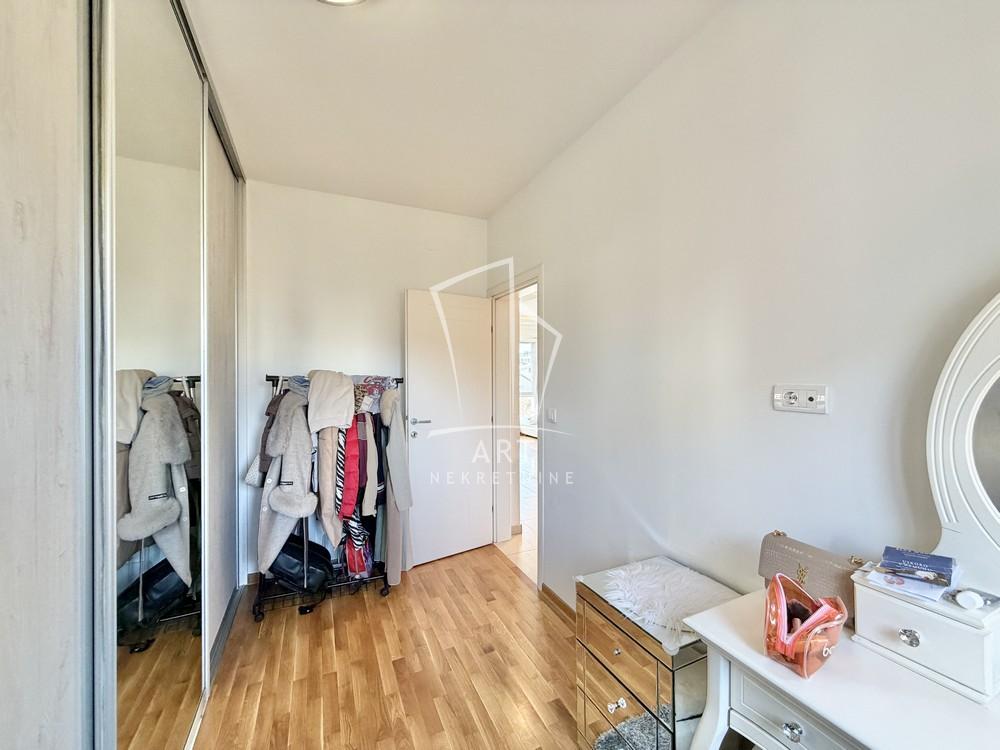 Stan na prodaju u Beogradu, Zemun, troiposoban, 85m2, cena 284000 evra