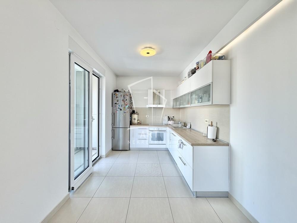 Stan na prodaju u Beogradu, Zemun, troiposoban, 85m2, cena 284000 evra