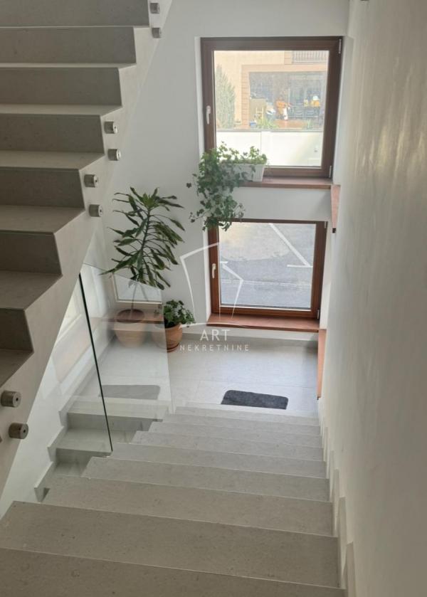 Stan na prodaju u Beogradu, Mirijevo, trosoban, 115m2, cena 170000 evra