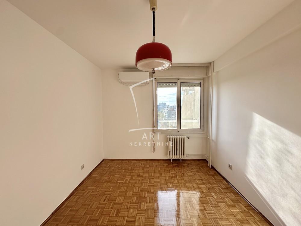 Stan na prodaju u Beogradu, Novi Beograd, trosoban, 83m2, cena 310000 evra