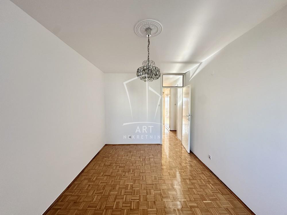 Stan na prodaju u Beogradu, Novi Beograd, trosoban, 83m2, cena 310000 evra