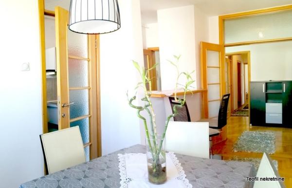 Stan na prodaju u Beogradu, Novi Beograd blok 25 (Arena), trosoban, 98m2, cena 382000 evra