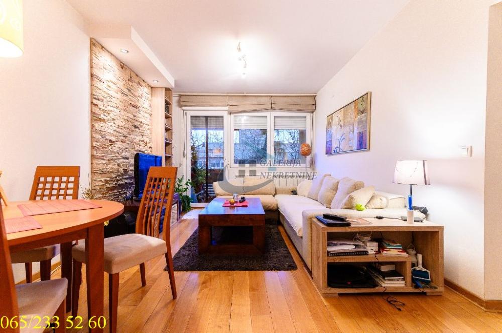 Stan na prodaju u Beogradu, Zemun, trosoban, 62m2, cena 299000 evra