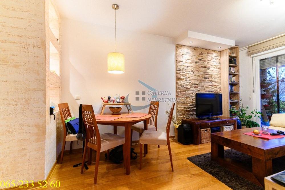 Stan na prodaju u Beogradu, Zemun, trosoban, 62m2, cena 299000 evra