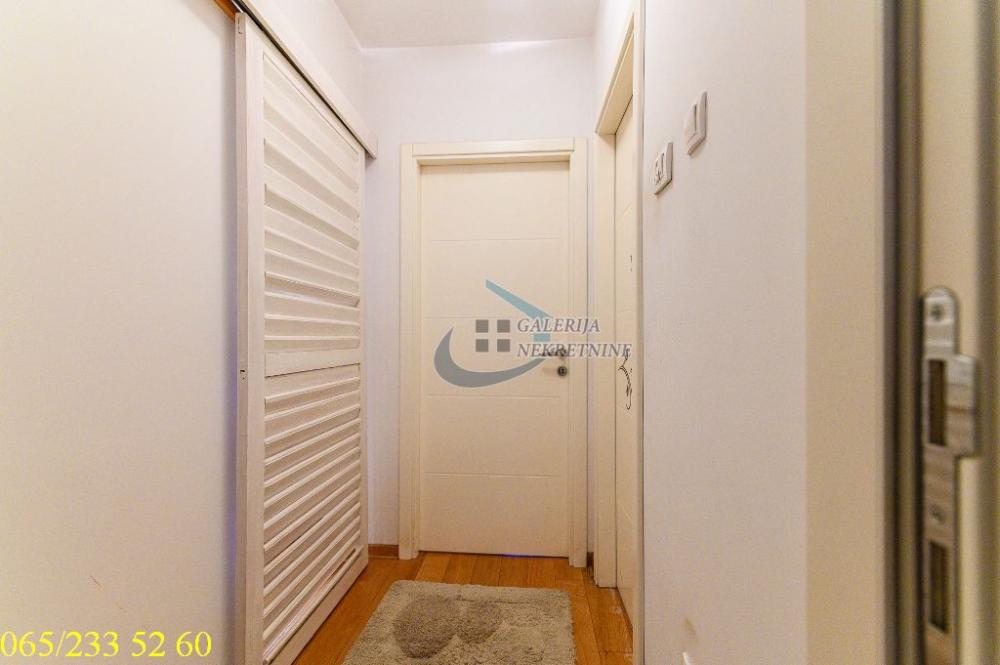 Stan na prodaju u Beogradu, Zemun, trosoban, 62m2, cena 299000 evra