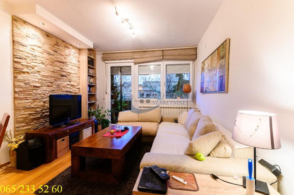 Stan na prodaju u Beogradu, Zemun, trosoban, 62m2, cena 299000 evra