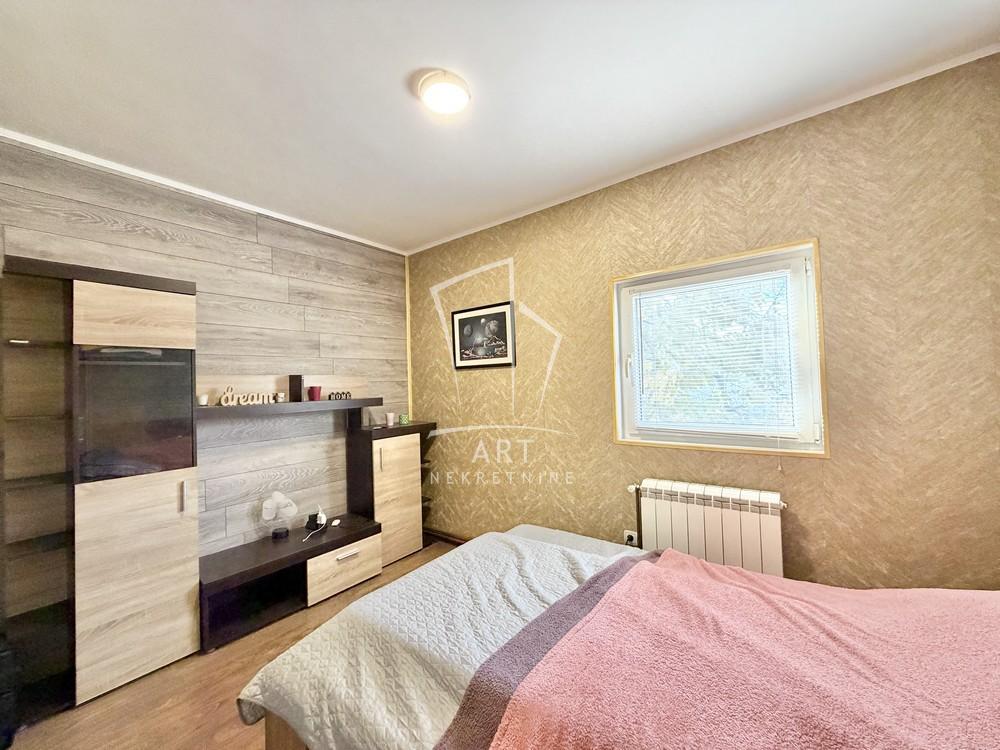 Stan na prodaju u Beogradu, Borča, cetvorosoban, 72m2, cena 136000 evra