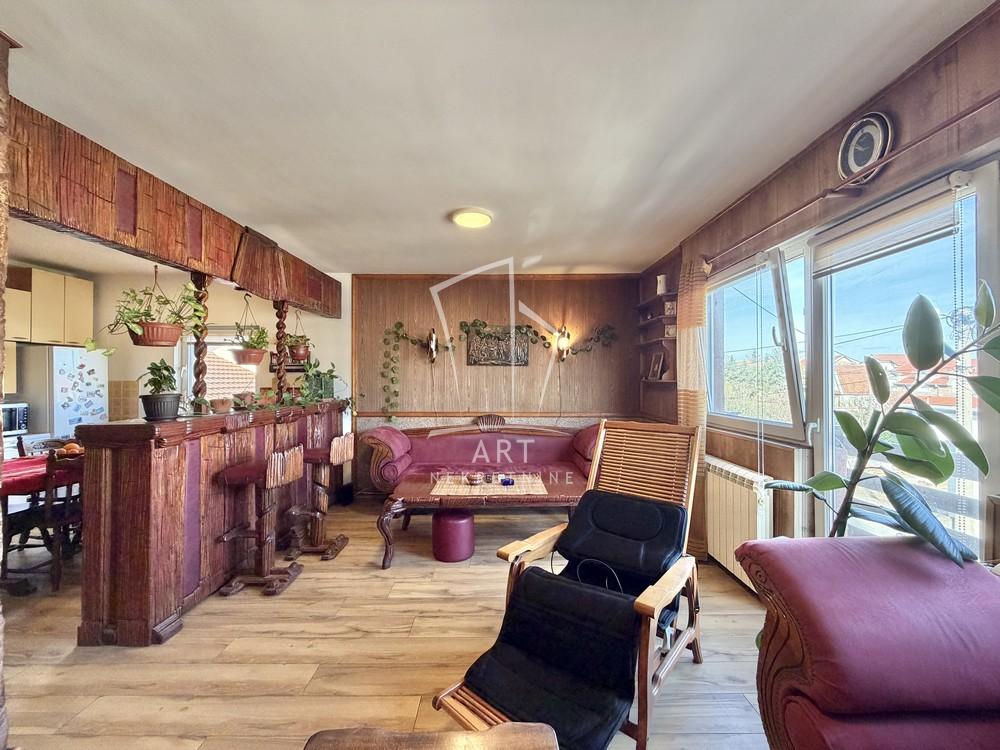 Stan na prodaju u Beogradu, Borča, cetvorosoban, 72m2, cena 136000 evra