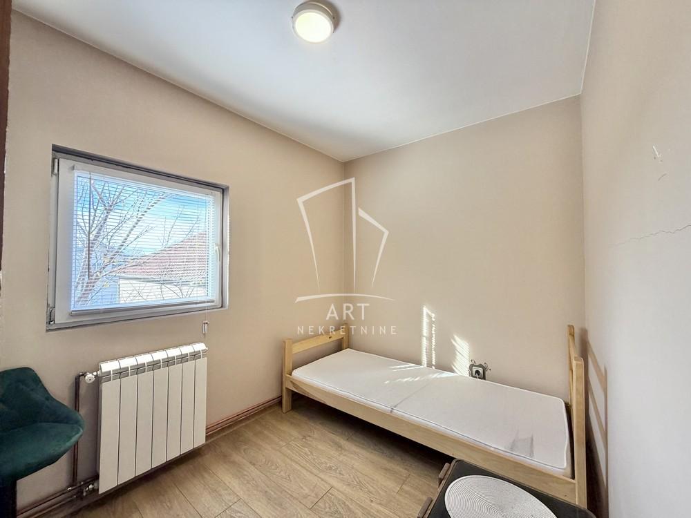 Stan na prodaju u Beogradu, Borča, cetvorosoban, 72m2, cena 136000 evra