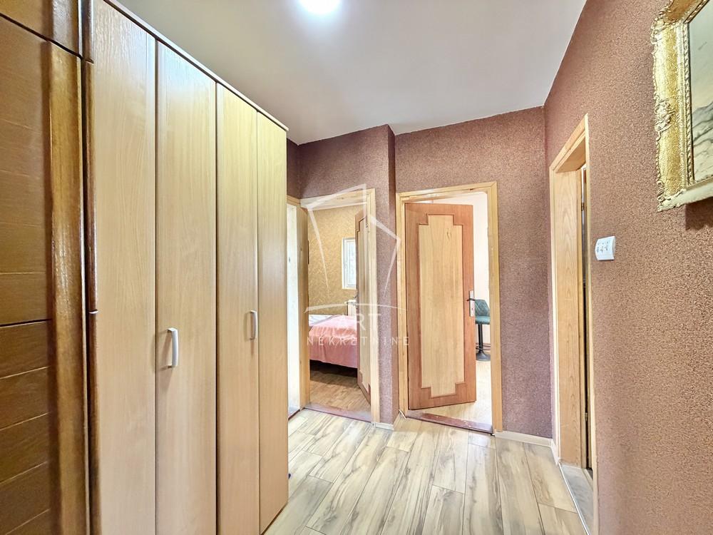 Stan na prodaju u Beogradu, Borča, cetvorosoban, 72m2, cena 136000 evra