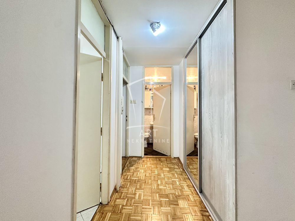 Stan na prodaju u Beogradu, Novi Beograd blok 45 (TC Enjub), jednoiposoban, 55m2, cena 220160 evra