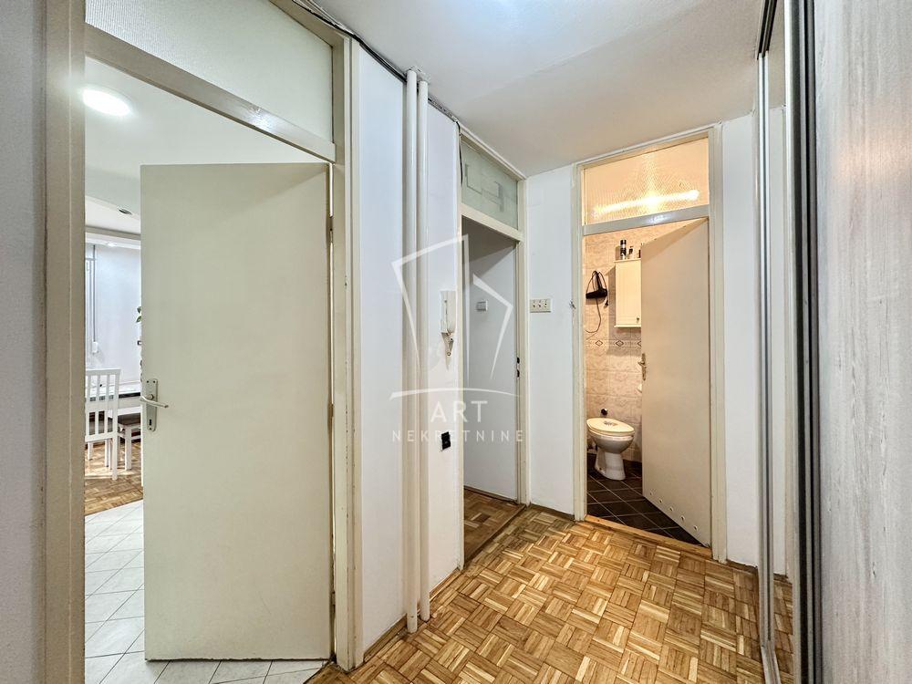 Stan na prodaju u Beogradu, Novi Beograd blok 45 (TC Enjub), jednoiposoban, 55m2, cena 220160 evra