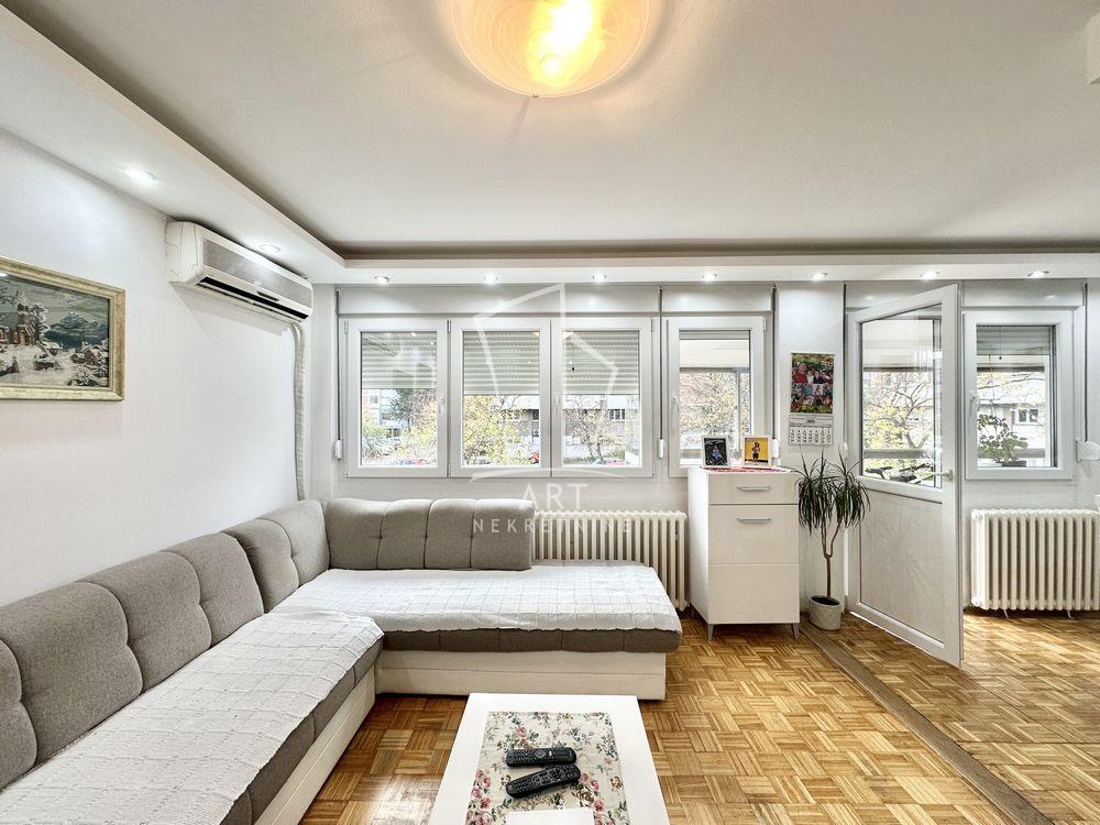 Stan na prodaju u Beogradu, Novi Beograd blok 45 (TC Enjub), jednoiposoban, 55m2, cena 220160 evra