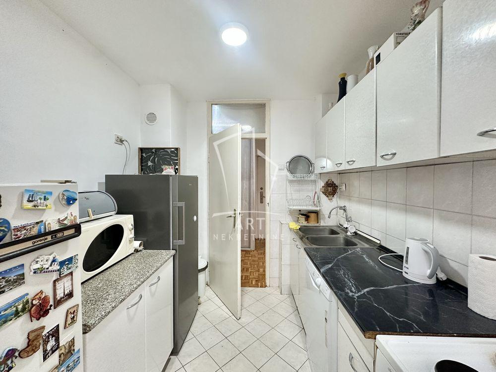 Stan na prodaju u Beogradu, Novi Beograd blok 45 (TC Enjub), jednoiposoban, 55m2, cena 220160 evra