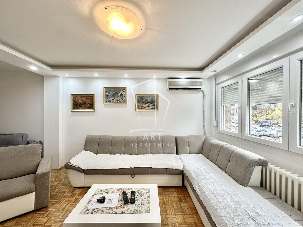 Stan na prodaju u Beogradu, Novi Beograd blok 45 (TC Enjub), jednoiposoban, 55m2, cena 220160 evra