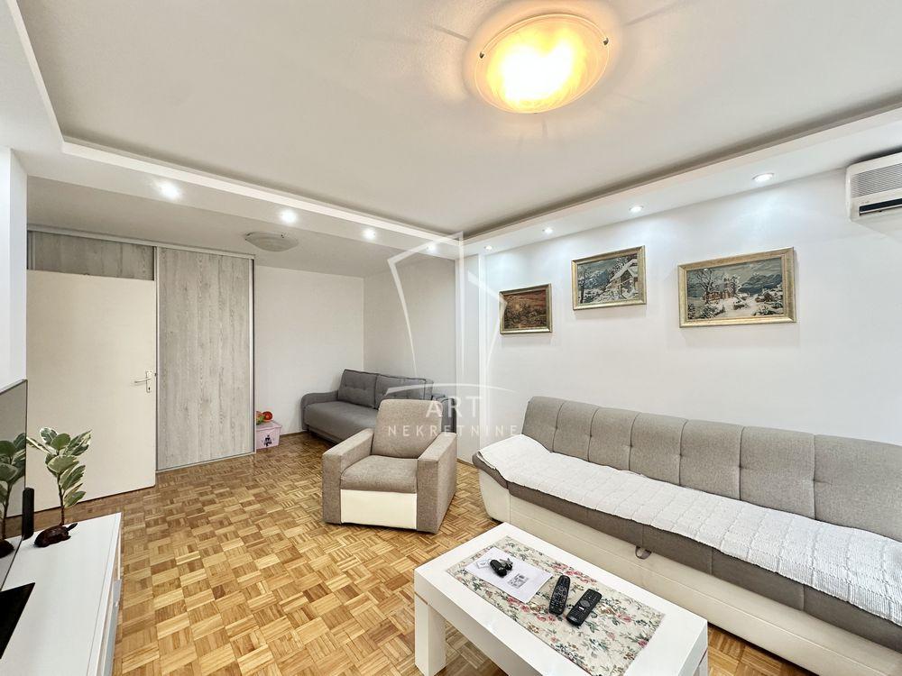 Stan na prodaju u Beogradu, Novi Beograd blok 45 (TC Enjub), jednoiposoban, 55m2, cena 220160 evra