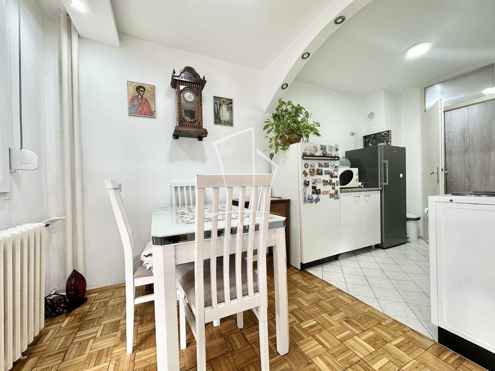 Stan na prodaju u Beogradu, Novi Beograd blok 45 (TC Enjub), jednoiposoban, 55m2, cena 220160 evra