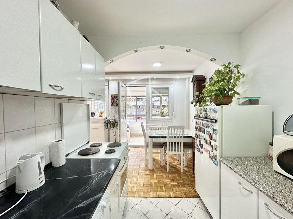 Stan na prodaju u Beogradu, Novi Beograd blok 45 (TC Enjub), jednoiposoban, 55m2, cena 220160 evra