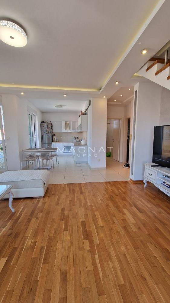 Stan na prodaju u Beogradu, Gornji grad, troiposoban, 85m2, cena 284000 evra