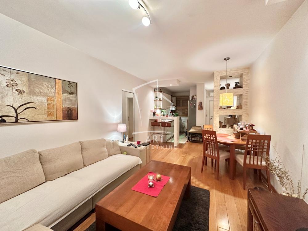 Stan na prodaju u Beogradu, Novi Beograd blok 11 (Hotel Jugoslavija), trosoban, 62m2, cena 299000 evra