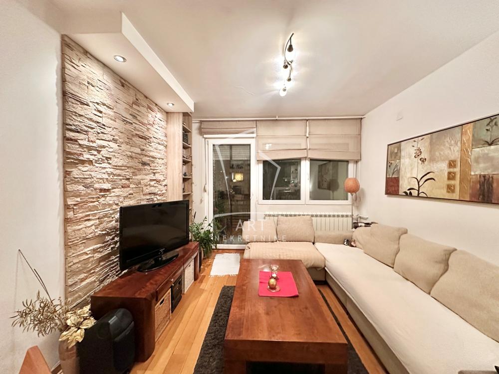 Stan na prodaju u Beogradu, Novi Beograd blok 11 (Hotel Jugoslavija), trosoban, 62m2, cena 299000 evra