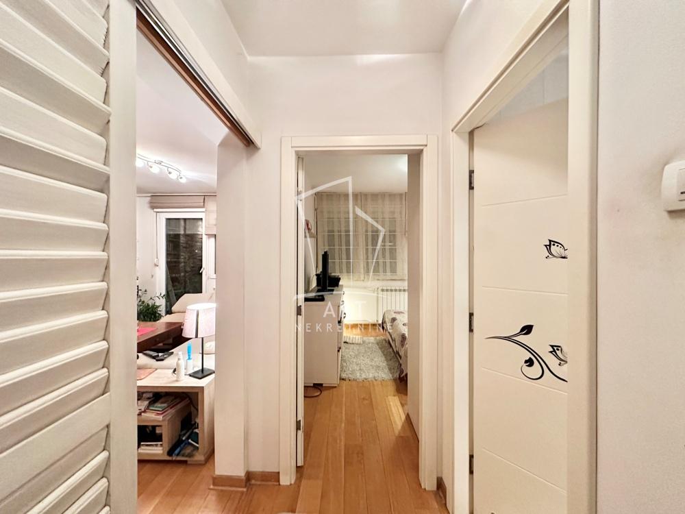 Stan na prodaju u Beogradu, Novi Beograd blok 11 (Hotel Jugoslavija), trosoban, 62m2, cena 299000 evra