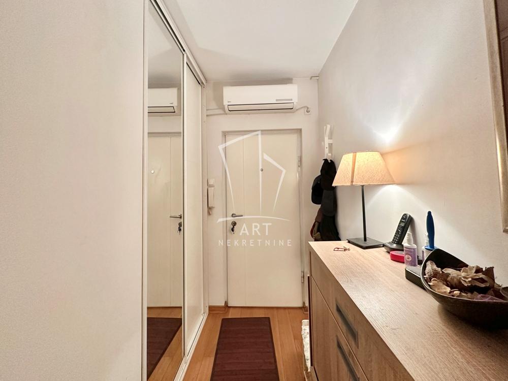 Stan na prodaju u Beogradu, Novi Beograd blok 11 (Hotel Jugoslavija), trosoban, 62m2, cena 299000 evra