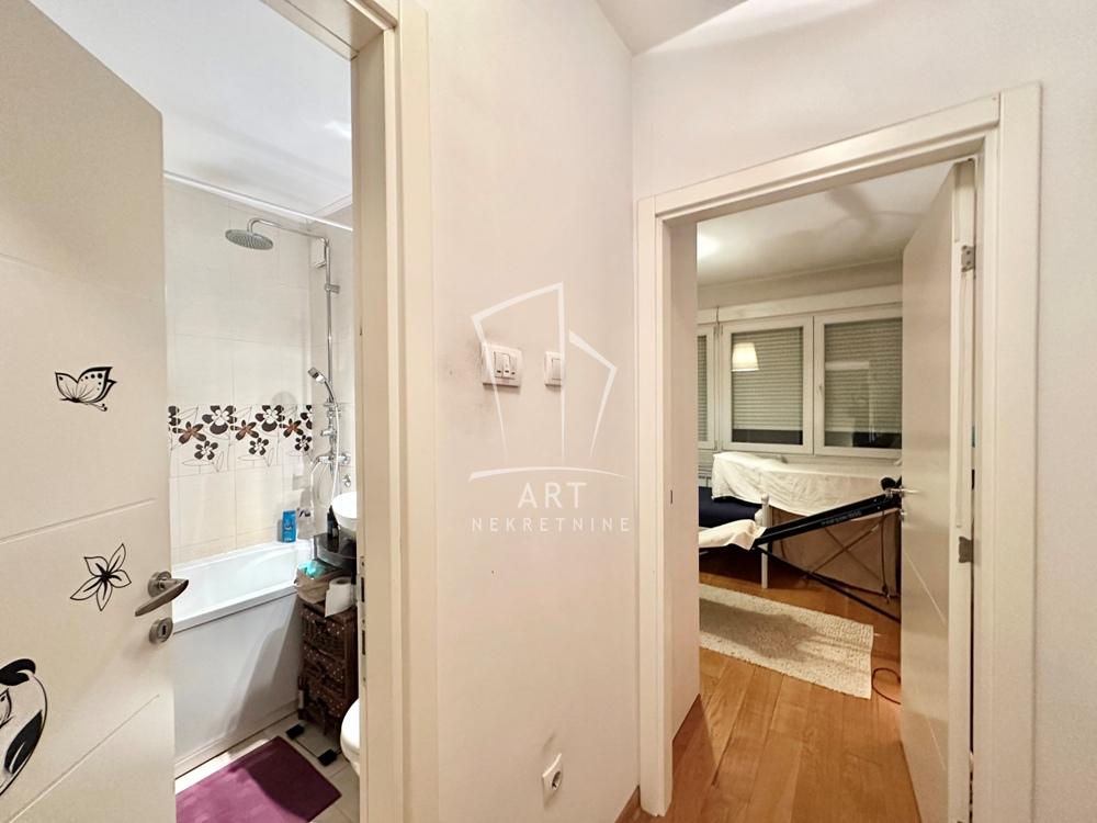 Stan na prodaju u Beogradu, Novi Beograd blok 11 (Hotel Jugoslavija), trosoban, 62m2, cena 299000 evra