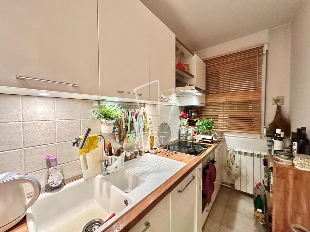 Stan na prodaju u Beogradu, Novi Beograd blok 11 (Hotel Jugoslavija), trosoban, 62m2, cena 299000 evra