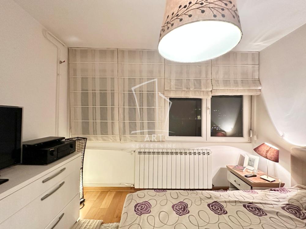 Stan na prodaju u Beogradu, Novi Beograd blok 11 (Hotel Jugoslavija), trosoban, 62m2, cena 299000 evra