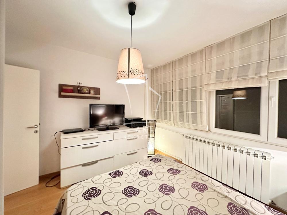 Stan na prodaju u Beogradu, Novi Beograd blok 11 (Hotel Jugoslavija), trosoban, 62m2, cena 299000 evra