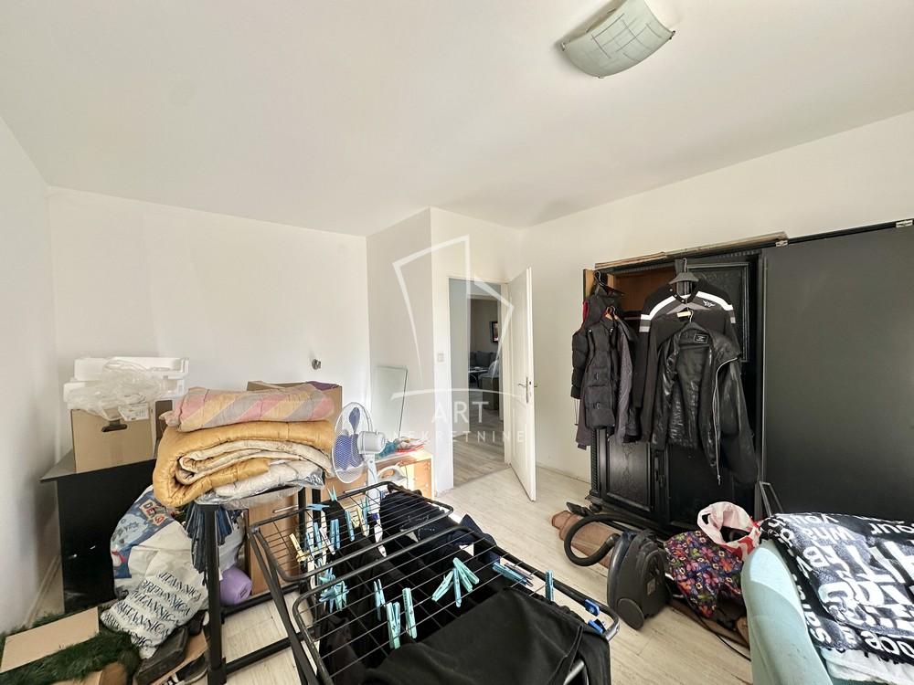 Stan na prodaju u Beogradu, Surčin, trosoban, 82m2, cena 170000 evra