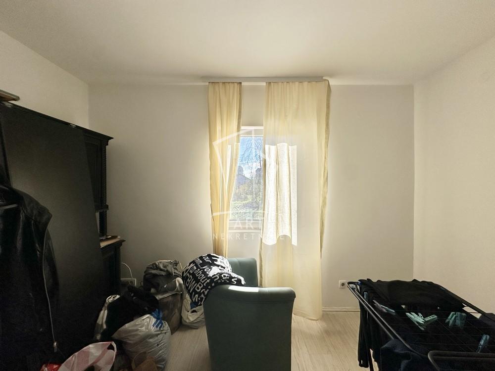 Stan na prodaju u Beogradu, Surčin, trosoban, 82m2, cena 170000 evra