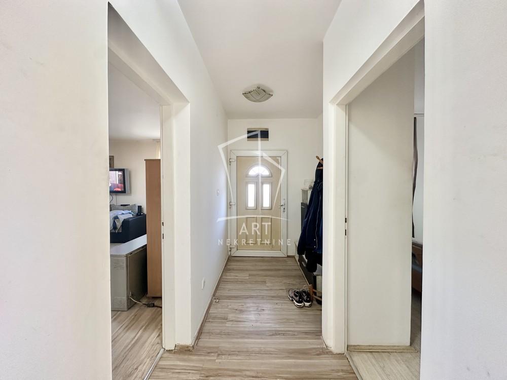 Stan na prodaju u Beogradu, Surčin, trosoban, 82m2, cena 170000 evra