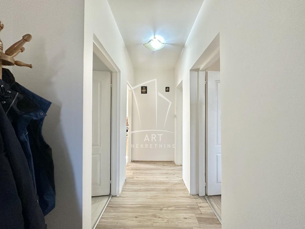 Stan na prodaju u Beogradu, Surčin, trosoban, 82m2, cena 170000 evra