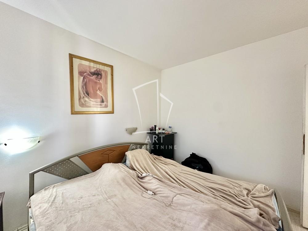 Stan na prodaju u Beogradu, Surčin, trosoban, 82m2, cena 170000 evra