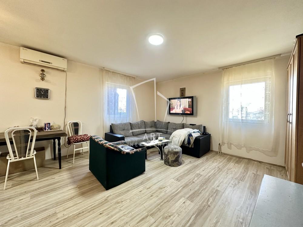 Stan na prodaju u Beogradu, Surčin, trosoban, 82m2, cena 170000 evra