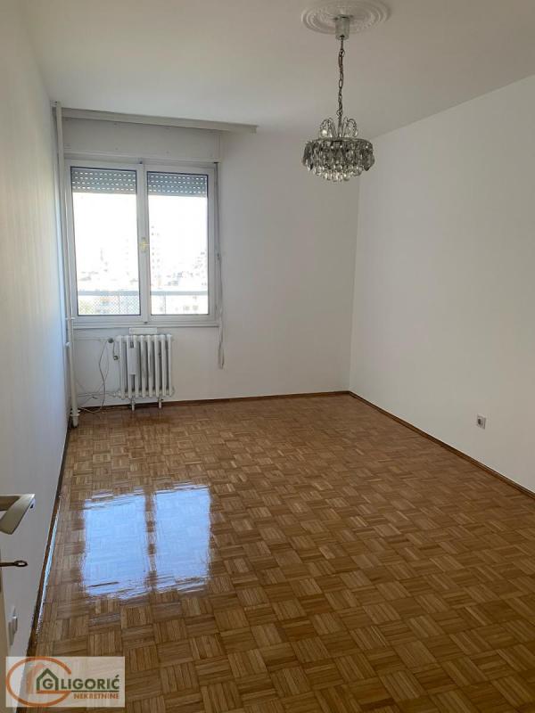 Stan na prodaju u Beogradu, Novi Beograd blok 31 (Merkator), trosoban, 83m2, cena 310000 evra