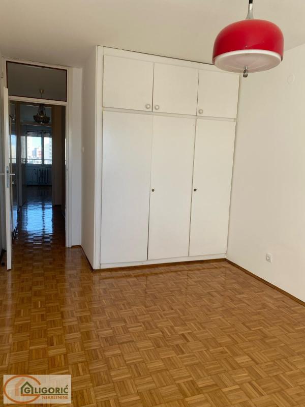 Stan na prodaju u Beogradu, Novi Beograd blok 31 (Merkator), trosoban, 83m2, cena 310000 evra