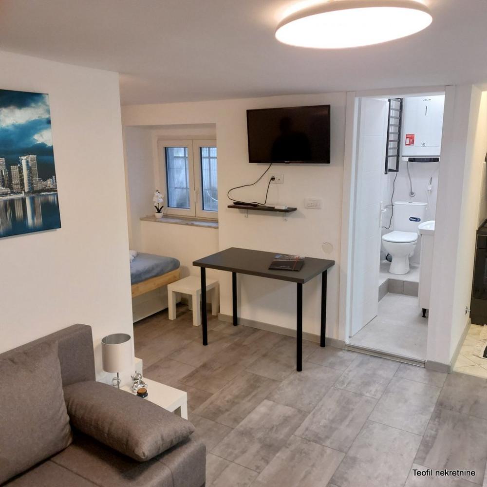 Stan na prodaju u Beogradu, Zemun centar, jednoiposoban, 33m2, cena 96000 evra