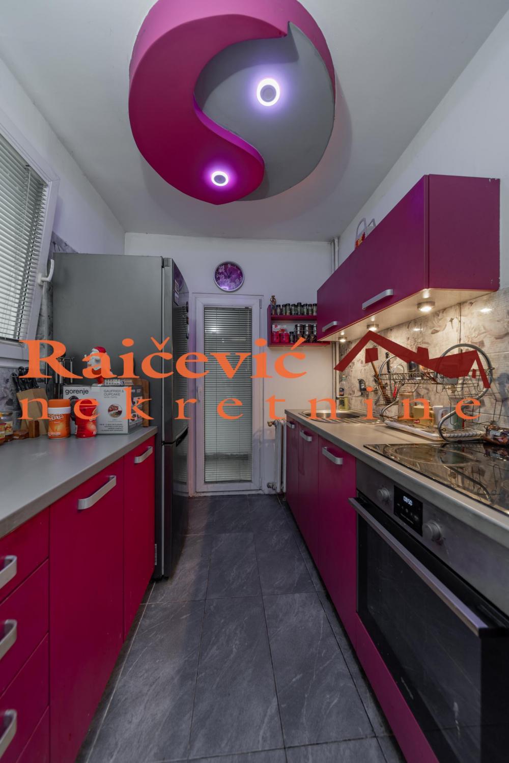 Stan na prodaju u Beogradu, Novi Beograd blok 70 (Kineski TC), trosoban, 98m2, cena 275000 evra