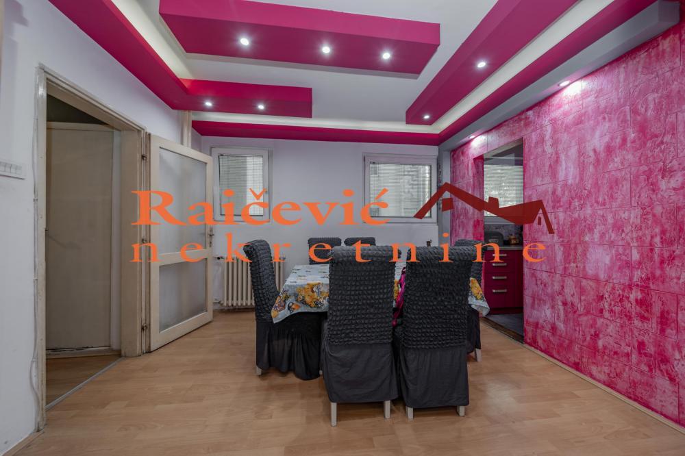 Stan na prodaju u Beogradu, Novi Beograd blok 70 (Kineski TC), trosoban, 98m2, cena 275000 evra