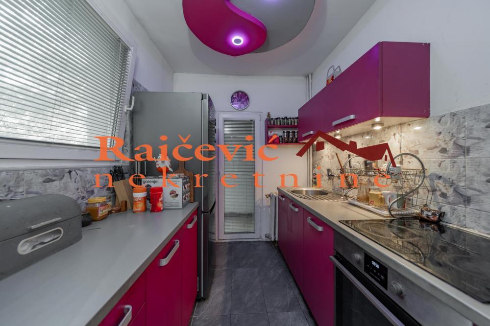 Stan na prodaju u Beogradu, Novi Beograd blok 70 (Kineski TC), trosoban, 98m2, cena 275000 evra