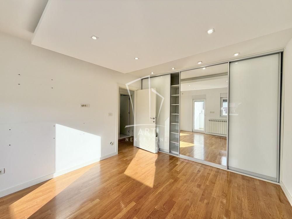 Stan na prodaju u Beogradu, Zvezdara, cetvorosoban, 128m2, cena 200000 evra