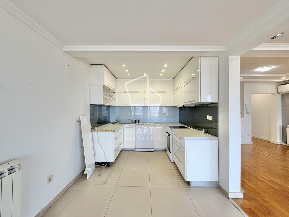 Stan na prodaju u Beogradu, Zvezdara, cetvorosoban, 128m2, cena 200000 evra