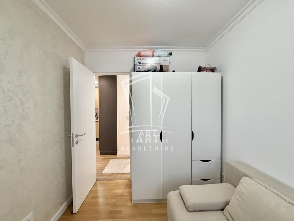 Stan na prodaju u Beogradu, Učiteljsko naselje, troiposoban, 52m2, cena 190000 evra