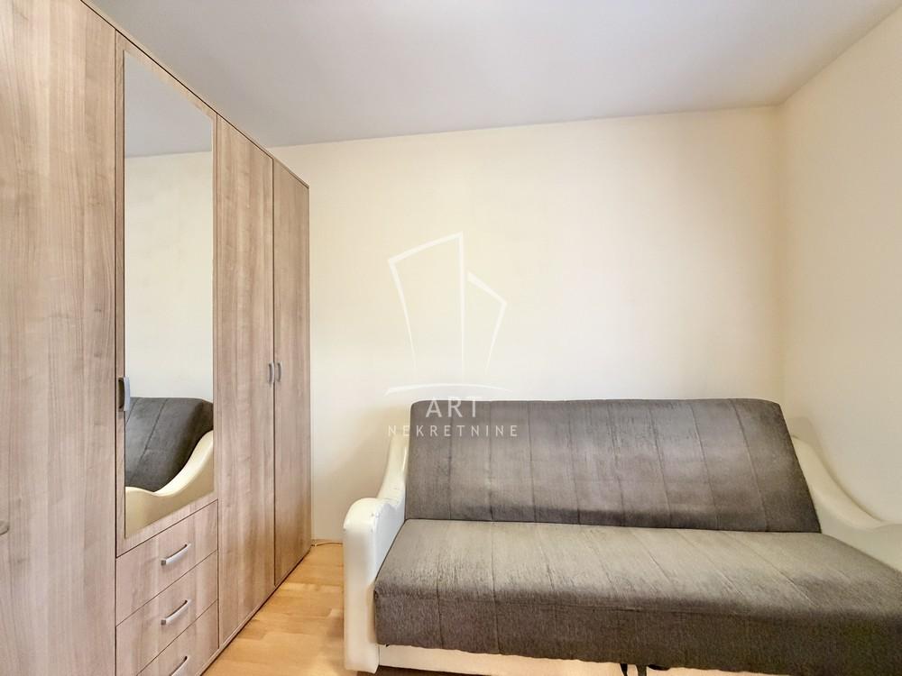 Stan na prodaju u Beogradu, Borča, trosoban, 49m2, cena 115000 evra