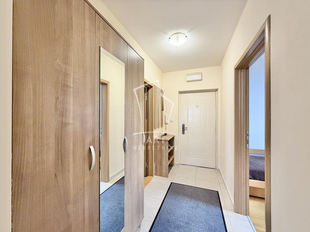 Stan na prodaju u Beogradu, Borča, trosoban, 49m2, cena 115000 evra