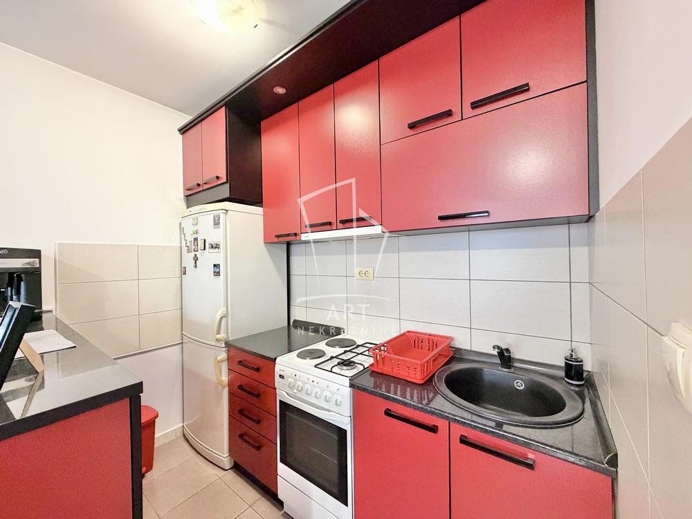 Stan na prodaju u Beogradu, Borča, trosoban, 49m2, cena 115000 evra