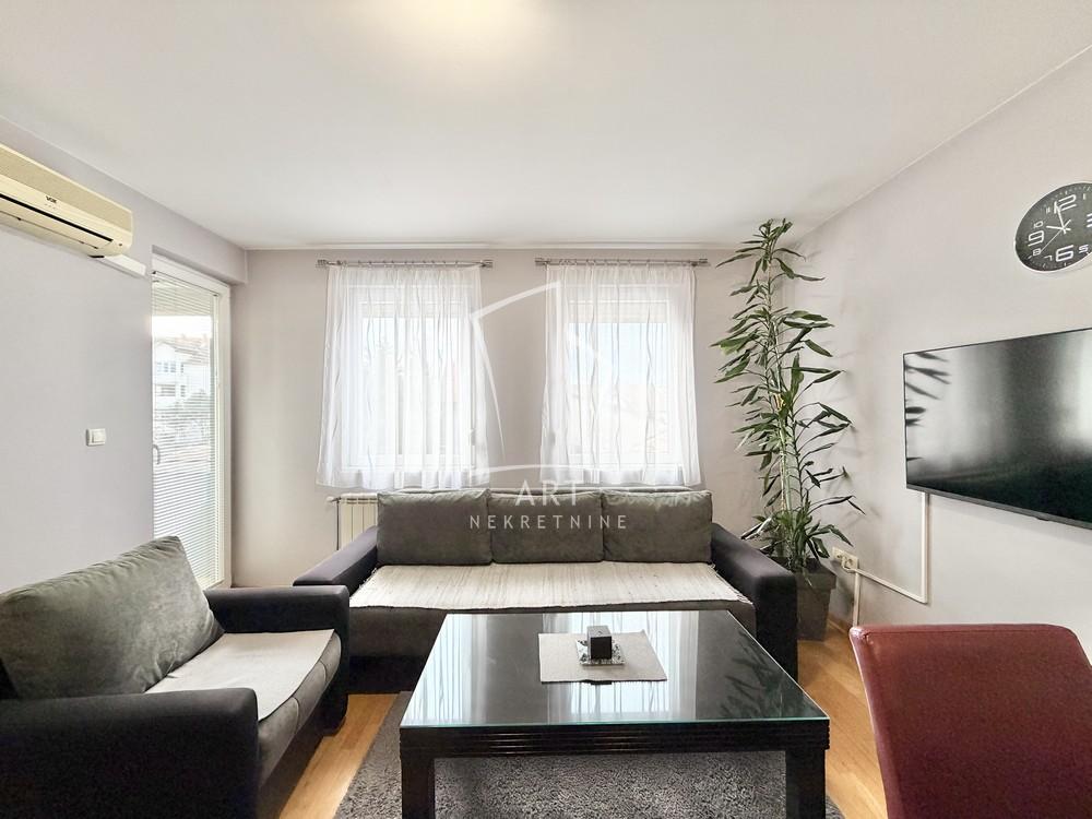 Stan na prodaju u Beogradu, Borča, trosoban, 49m2, cena 115000 evra